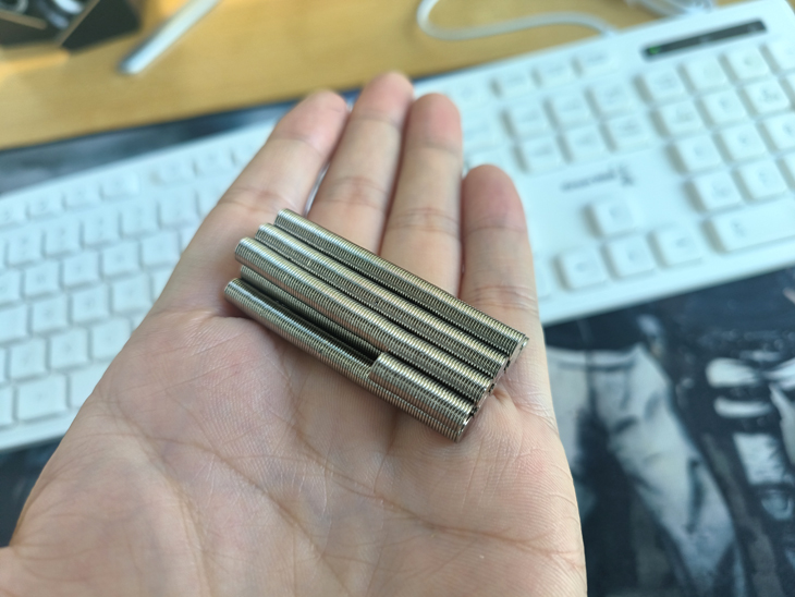 5mm x 0.5mm 超薄圆形稀土磁铁实拍样品