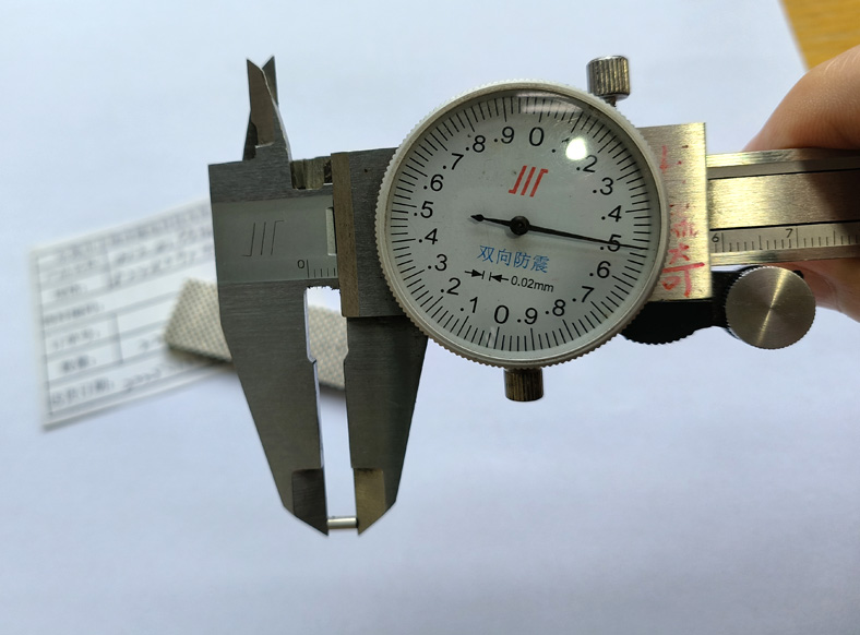 2x0.9x4.5mm小转子磁铁实物样品